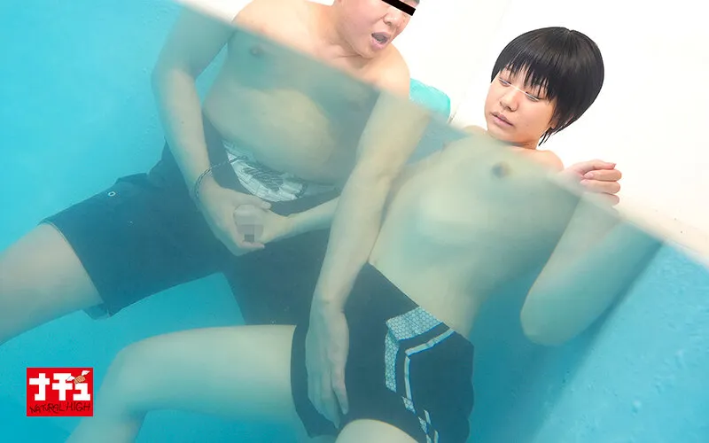 つるぺた女子の男水着チャレンジ 県民プールでデカチンおじに女子だとバレて中出しされて…マジ最悪だったよぉぉ～！ サンプル画像 17