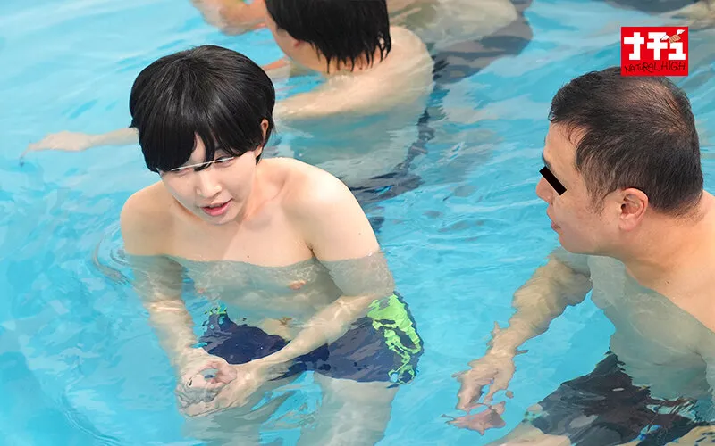 つるぺた女子の男水着チャレンジ 県民プールでデカチンおじに女子だとバレて中出しされて…マジ最悪だったよぉぉ～！ サンプル画像 9