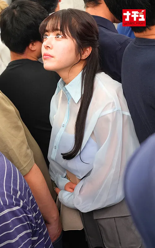 電車の中でインナーを抜き取られ透け巨乳を見られる羞恥で抵抗できないシアーシャツ女子2 サンプル画像 16