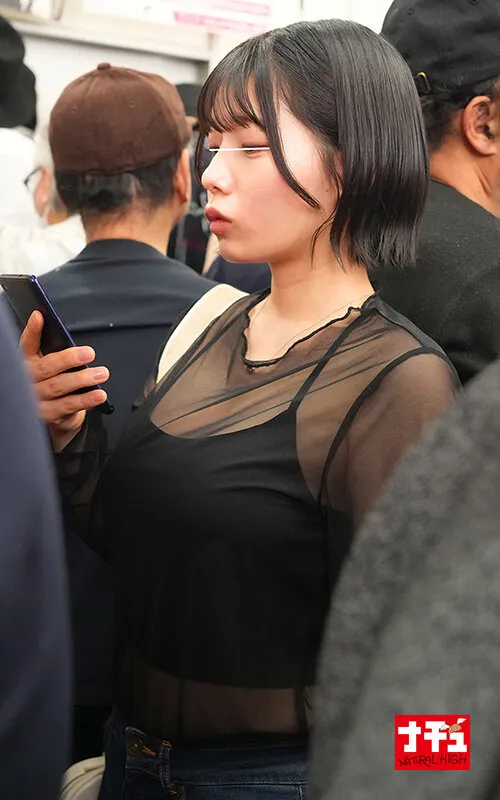 電車の中でインナーを抜き取られ透け巨乳を見られる羞恥で抵抗できないシアーシャツ女子2 サンプル画像 3