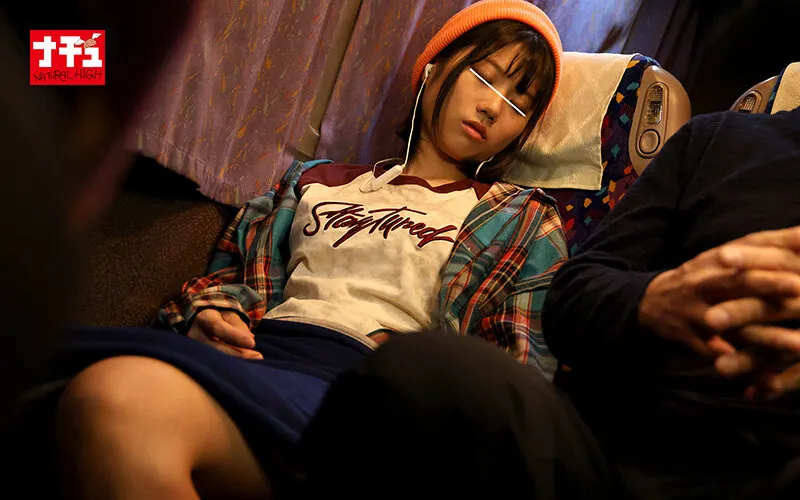 就寝中の夜行バスで指マンされた恐怖に目を開けられず寝たふりしながらイキまくる気弱女子3 サンプル画像 9