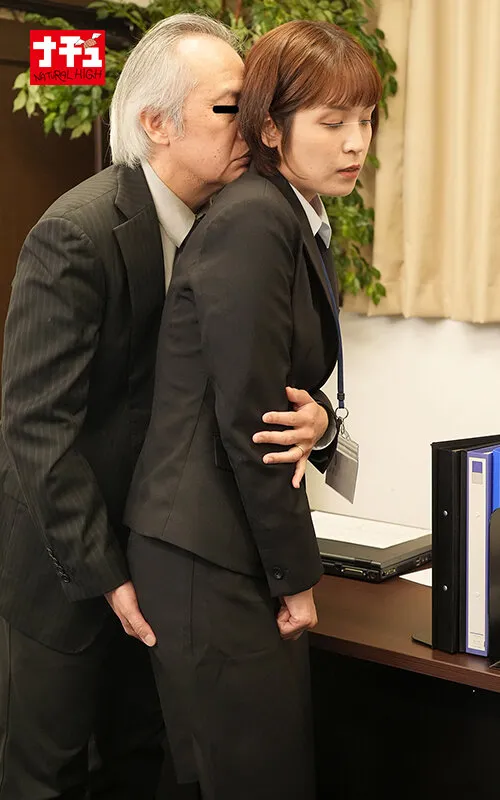 派遣切りされたくない押し弱デカ尻妻に正社員雇用をチラつかせ尻揉みセクハラをくり返す変態上司 サンプル画像 17