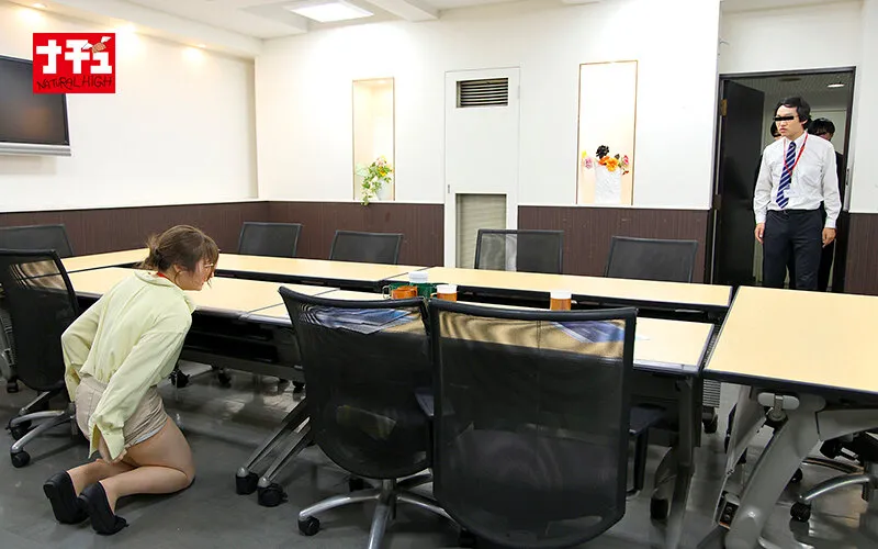 誰かが来たらスカート戻して中断！隙をついて再挿入！平然と悶絶をくり返す粘着衣バックで感情ぐちゃぐちゃイキ壊れたパンスト巨尻OL サンプル画像 13