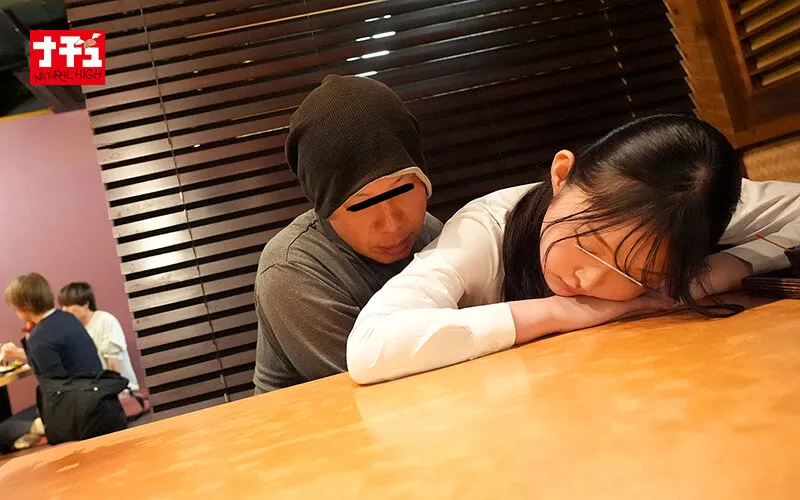 居酒屋羞恥 パンストの中で手マンされ濡れシミができるほどイキ潮を吹きまくる就活女子 サンプル画像 15