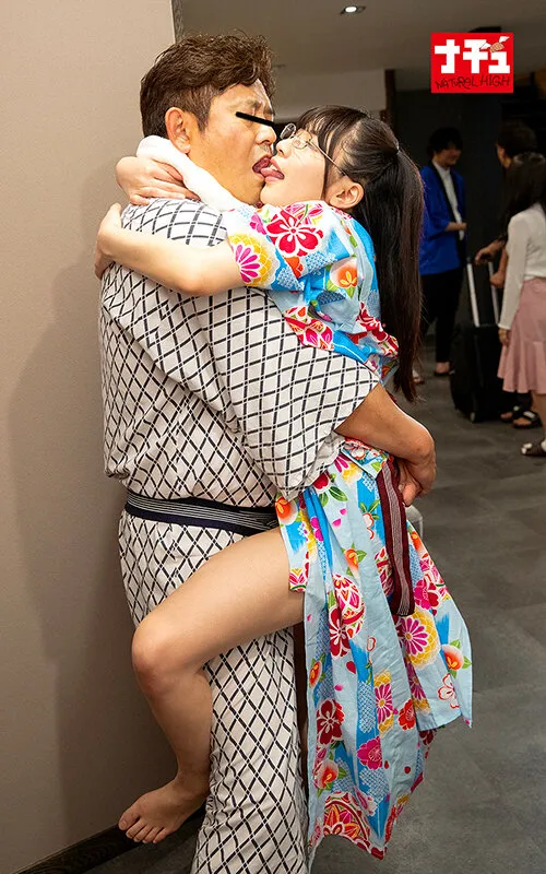 温泉客が居ても浴衣の中の抱っこSEXで挿入して逃がさず何発も膣射させる痴女っこ3 サンプル画像 13