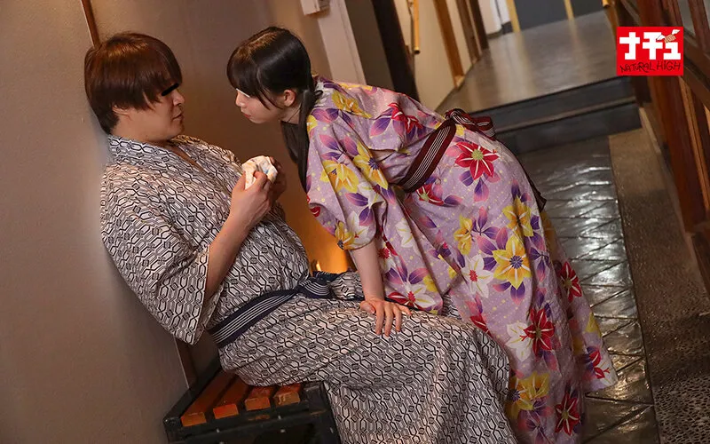 温泉客が居ても浴衣の中の抱っこSEXで挿入して逃がさず何発も膣射させる痴女っこ3 ド淫乱娘の挑発 サンプル画像 4