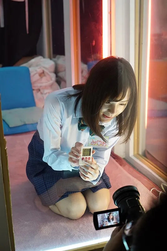 マジックミラーごしの欲望。テレビ番組や映画で話題になった本物の見学クラブで（店員にばれないように）ひよこ女子と無許可本番ヤりまくり！ サンプル画像 1