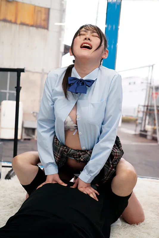 ひよこ、マジックミラー号初乗車！女子校生のスリムな桃尻に顔面す～っぽり！生まれて初めての顔面（圧迫）騎乗体験で恥じらい美少女が大大大失禁イキ！ サンプル画像 4