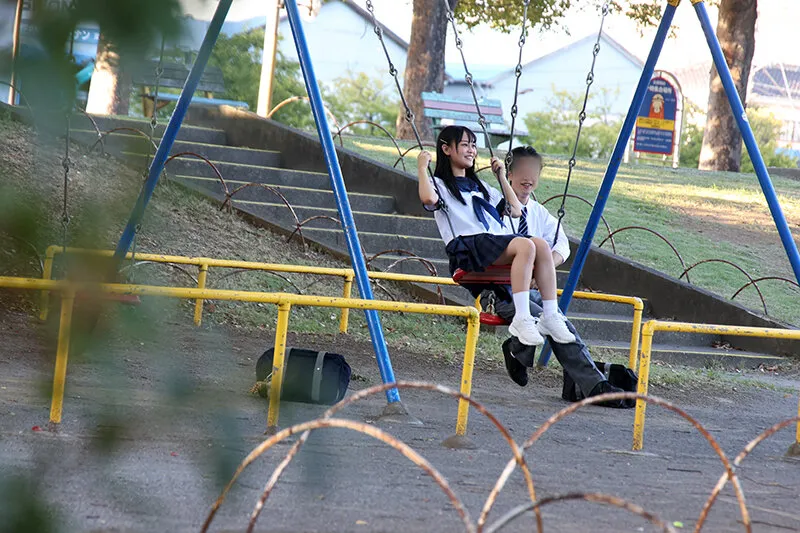 ‘絶対に感じてはいけない状況で…’未成熟な膣内を大きな指でドリルのようにかき回され強●開発されたチビっこひよこ女子 サンプル画像 1