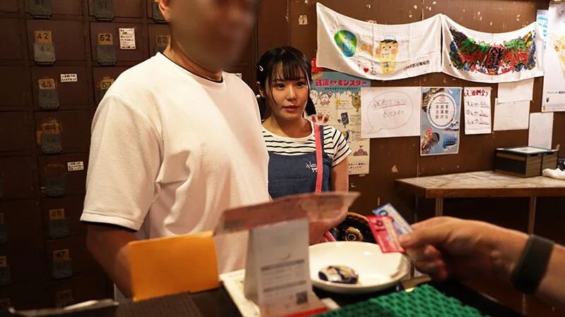 銭湯で見知らぬおじさんのおちんちんをワザと勃起させてもてあそぶ痴女っ子たち。 サンプル画像 10