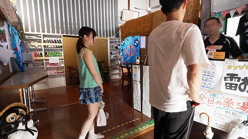 銭湯で見知らぬおじさんのおちんちんをワザと勃起させてもてあそぶ痴女っ子たち。 サンプル画像 15