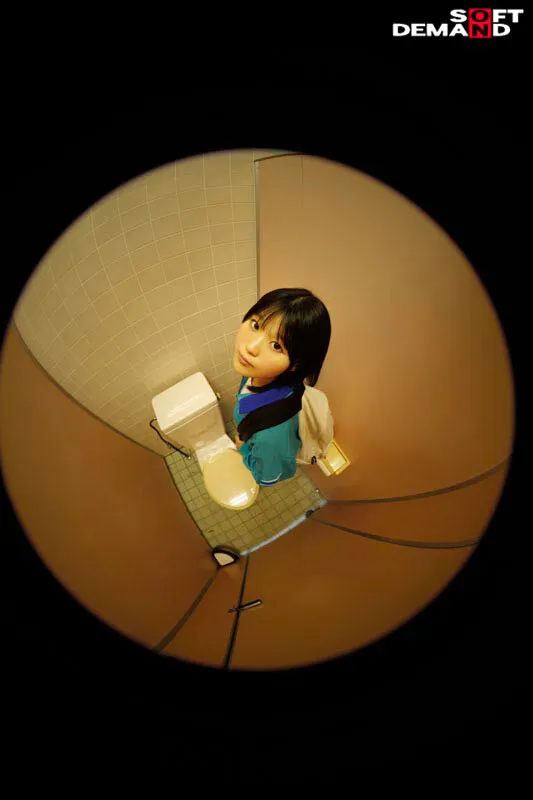 SNSで出会ったクズ男にハマった結果、公衆トイレでさくっとヌくための肉おナホ要員にされた18歳の記録映像。最終的に都合のいいように扱われ続けて涙目になるまでマワしつくされる。 寺川ねね サンプル画像 2