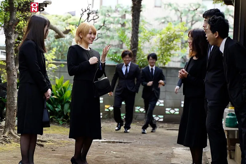 法事で7年ぶりに再会した同級生たちに酔わされ輪●された金髪喪服ギャル サンプル画像 2