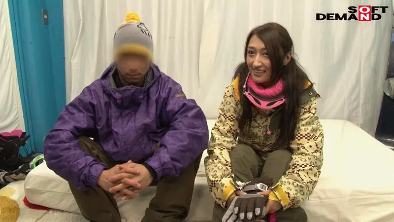 「カップル限定」マジックミラー号の中で、自慢の彼女を「寝とって」真正中出し！ ユミさん（25）ガス会社受付 サンプル画像 2