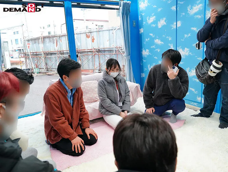 元地方局アナ転職！SOD入社2週間目 元気なGカップ美人ADが初めてのロケ「マジックミラー号 街中で声を掛けた心優しい保母さんが童貞くんを赤面筆おろし！」でナンパ失敗でまさかの代打AV出演？？ 優里なお サンプル画像 5