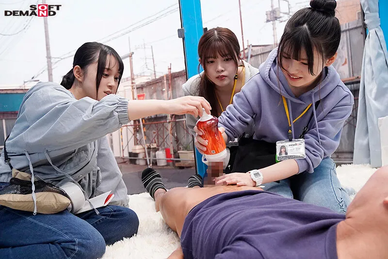 SOD女子社員 まだ撮影現場に行ったことない制作部新卒ちゃん3人のマジックミラー号逆ナンパ研修！ 男性器サイズ調査の為、恥ずかしながらち●ぽ測定！勃起が収まらなくて困っている男性を放っておけず、 あの手この手で全員発射させちゃいました 合計8発射！ サンプル画像 15