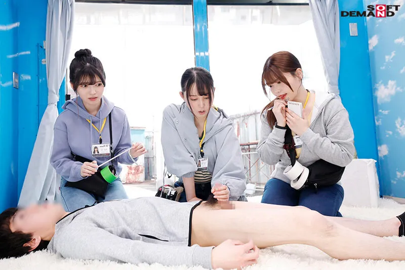 SOD女子社員 まだ撮影現場に行ったことない制作部新卒ちゃん3人のマジックミラー号逆ナンパ研修！ 男性器サイズ調査の為、恥ずかしながらち●ぽ測定！勃起が収まらなくて困っている男性を放っておけず、 あの手この手で全員発射させちゃいました 合計8発射！ サンプル画像 2