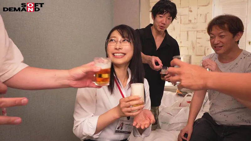 平日の昼間から恐縮ですが、乾杯からの挿入に至りました。in 新宿のラブホ 秘書 守屋よしの サンプル画像 9