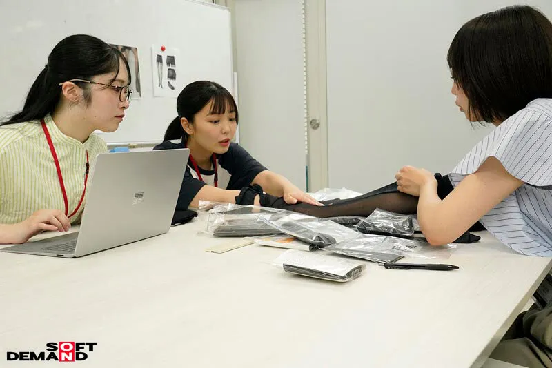 男子社員は黒パンスト尻オナホを試して改善点を提出して下さい SOD女子社員新商品開発記録 サンプル画像 3