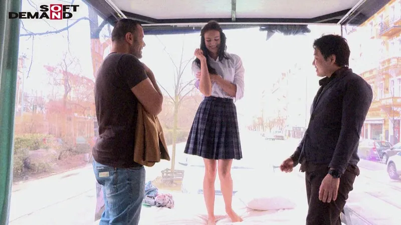 マジックミラー号inヨーロッパ 海外ロケでナンパした日本人好みの可愛くてエッチな欧州本物素人娘を6名厳選 日本人素人男性3名がサムライチ○ポで殴り込み！？ALL生ハメ6SEX240分SP vol.3 サンプル画像 14