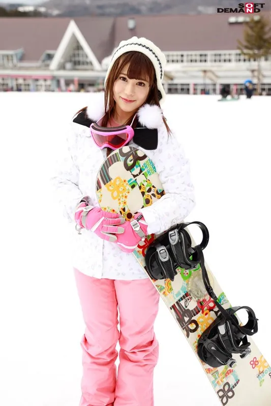 マジックミラー号 ゲレンデに来ていた幸せいっぱい新婚カップルナンパ！旦那が目の前で浮気！その様子を見て悲しんでいる奥さんを口説き、旦那までミラー越し30cmの距離で寝取って声を押し殺せないほどイカせる！ サンプル画像 2