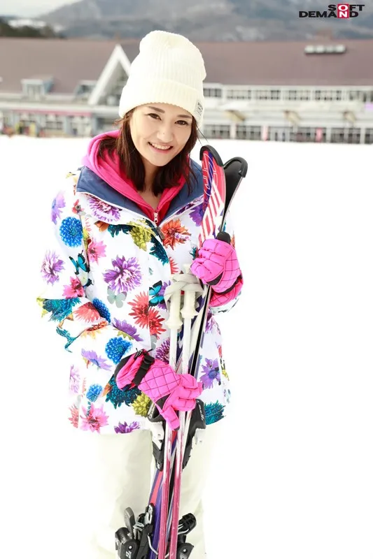 マジックミラー号 ゲレンデに来ていた幸せいっぱい新婚カップルナンパ！旦那が目の前で浮気！その様子を見て悲しんでいる奥さんを口説き、旦那までミラー越し30cmの距離で寝取って声を押し殺せないほどイカせる！ サンプル画像 3