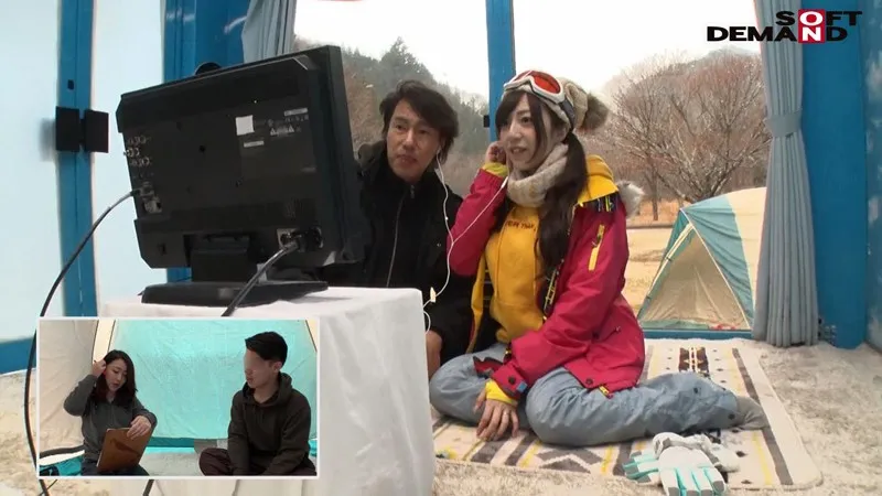 マジックミラー号 ゲレンデに来ていた幸せいっぱい新婚カップルナンパ！旦那が目の前で浮気！その様子を見て悲しんでいる奥さんを口説き、旦那までミラー越し30cmの距離で寝取って声を押し殺せないほどイカせる！ サンプル画像 6