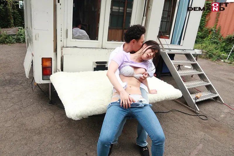 マジックミラー号で口説けなかったガードが固い素人娘を超強力媚薬で強●アクメ！アへ顔でヨダレを垂らして大量失禁 サンプル画像 10