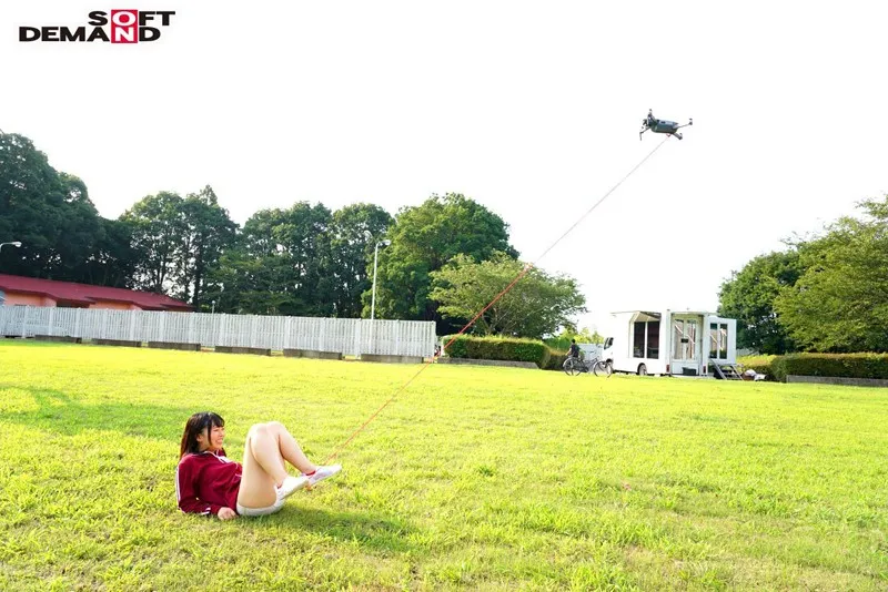 マジックミラー号 入社まで待てない！SOD女子社員の撮影現場を見学しに来たインターン生はマン汁が糸を引くほどビショ濡れ！優しくクンニしてあげるとチ●ポが欲しくなって未来の先輩たちにバレないようこっそり声我慢エッチ サンプル画像 13