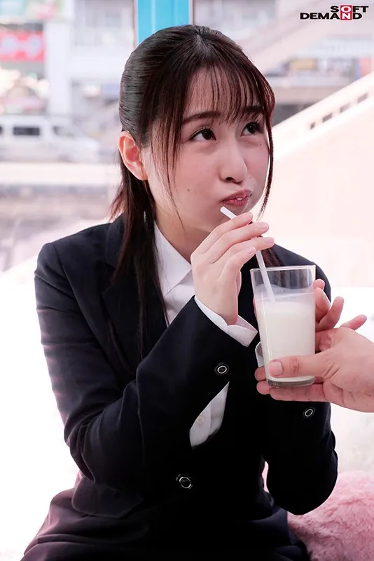 【就活生限定】マジックミラー号 リクルートスーツの似合う女子大生に「牛乳を口に含んだ状態で10分間くすぐりにガマンできたら100万円！」と声をかけ凄テクAV男優の妙技でHにいじくりたおしました！ サンプル画像 5