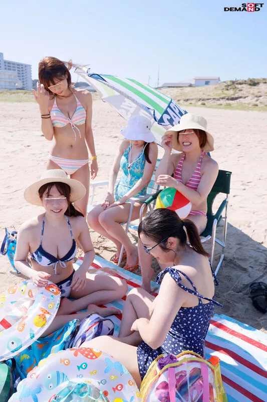 子供会の集まりで海水浴に来ていた水着ママたちがマジックミラー号で大乱交 サンプル画像 11