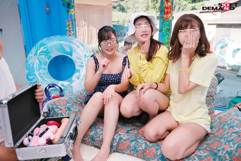 子供会の集まりで海水浴に来ていた水着ママたちがマジックミラー号で大乱交 サンプル画像 12