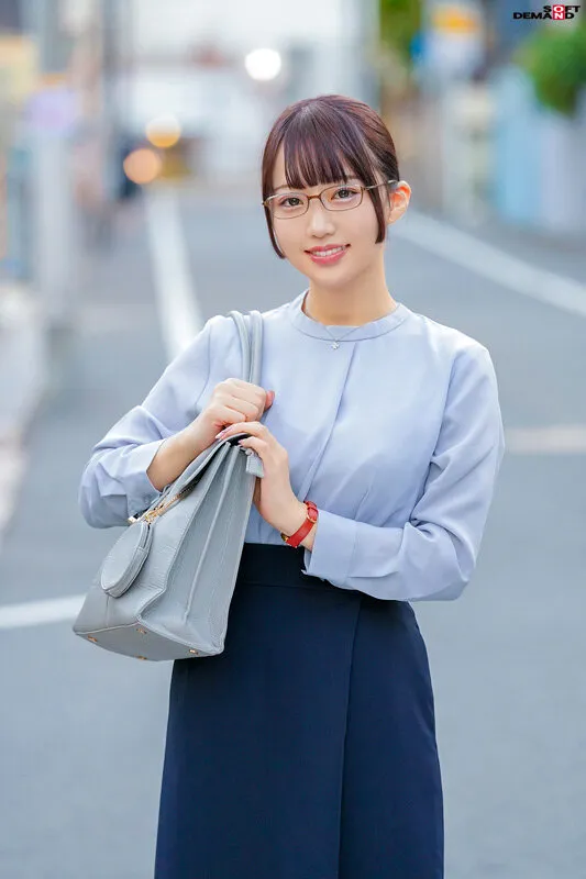 マジックミラー号 新社会人OLさん入社祝い応援企画 新導入アイテム「お助けシール」で局部を隠すと逆に恥ずかしさ倍増！赤面羞恥野球拳対決！桜色の美乳OL 5名収録！ サンプル画像 16