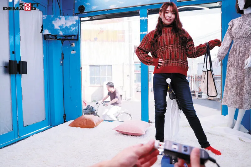 マジックミラー号 漕げば漕ぐほど振動が強くなる魔改造電マでマネキンチャレンジ！敏感ま○こを刺激され我慢出来ずに頑張る彼氏の目の前で寝取られSEX サンプル画像 19