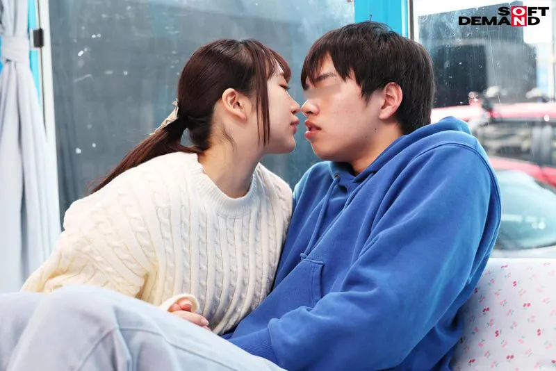 「童貞くんのオナニーのお手伝いしてくれませんか…」街中で声をかけた母性溢れる優しい巨乳女子大生が童貞くんを赤面筆おろし！ サンプル画像 2