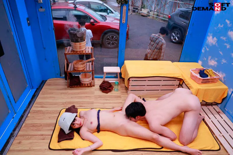 マジックミラー号 移動式サウナに男女2人きり？！の状況で何故かムクムクと膨らんでしまった勃起ち〇こに、気まずさと興奮で発汗効果MAX！！ このままだと外に決して出られない状況で2人の男女はどうなってしまうのか検証！ 夏のBBQ会場にいた大学生グループ4組に突撃依頼！ サンプル画像 18