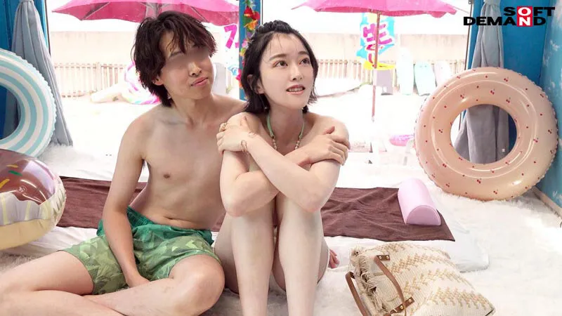 「カップル限定」マジックミラー号の中で、自慢の彼女を「寝とって」中出し！35度以上観測の真夏のビーチで気温を凌駕するほどホットな水着美女4名収録！ サンプル画像 7