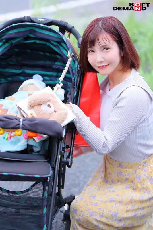 マジックミラー号 優しい子持ちのママにこっそりデカチンを見せつけて 素股で擦りつけて育児でレス気味の欲求不満オ○ンコに旦那の目の前でヌルっと生挿入 産後の柔らかい膣穴が気持ち良すぎて中出し不倫SEX 「母乳が出ちゃうママさんまで…！？」 サンプル画像 17