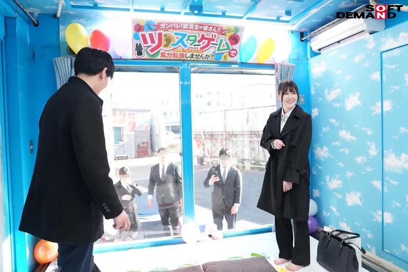 リクルートスーツ姿の女子大生が賞金獲得目指してノーパンノーブラ姿でぬるぬるローションツ〇スターゲーム！密着状態で肌をこすり合っていたら会社説明会帰りの同級生男子と一線を越えて羞恥SEXしてしまうのか？ サンプル画像 2