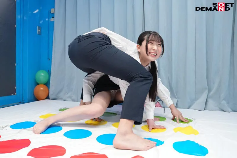 リクルートスーツ姿の女子大生が賞金獲得目指してノーパンノーブラ姿でぬるぬるローションツ〇スターゲーム！密着状態で肌をこすり合っていたら会社説明会帰りの同級生男子と一線を越えて羞恥SEXしてしまうのか？ サンプル画像 3