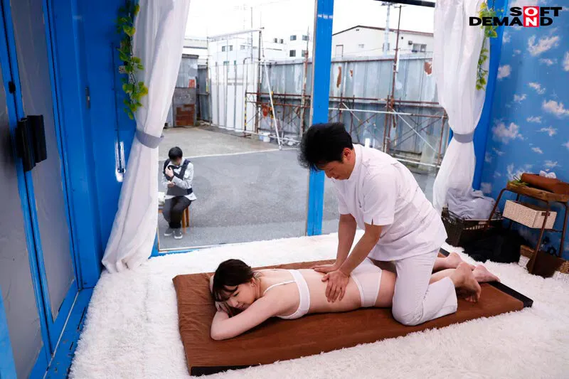 マジックミラー号 出産間もない奥様が産後で戻らなくなった体重を骨盤マッサージで解消！旦那が見ている施術中にうっかりアナルに入ったデカチンですっぽり抜けばケツ穴ぽっかり御開帳！！ サンプル画像 14