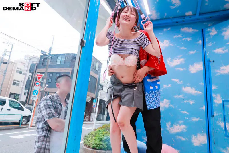 マジックミラー号 絶対に気持ちよくなってはイケない！！！愛する彼氏とはミラー越し30cmの状況でくすぐり我慢ゲームと称して凄腕AV男優の妙技でHにいじくりたおす！！！ 鎖骨の綺麗なオフショル女子5名収録 サンプル画像 10