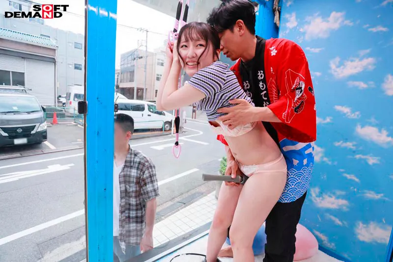 マジックミラー号 絶対に気持ちよくなってはイケない！！！愛する彼氏とはミラー越し30cmの状況でくすぐり我慢ゲームと称して凄腕AV男優の妙技でHにいじくりたおす！！！ 鎖骨の綺麗なオフショル女子5名収録 サンプル画像 11