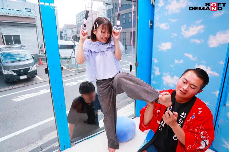 マジックミラー号 絶対に気持ちよくなってはイケない！！！愛する彼氏とはミラー越し30cmの状況でくすぐり我慢ゲームと称して凄腕AV男優の妙技でHにいじくりたおす！！！ 鎖骨の綺麗なオフショル女子5名収録 サンプル画像 14