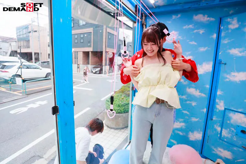 マジックミラー号 絶対に気持ちよくなってはイケない！！！愛する彼氏とはミラー越し30cmの状況でくすぐり我慢ゲームと称して凄腕AV男優の妙技でHにいじくりたおす！！！ 鎖骨の綺麗なオフショル女子5名収録 サンプル画像 6