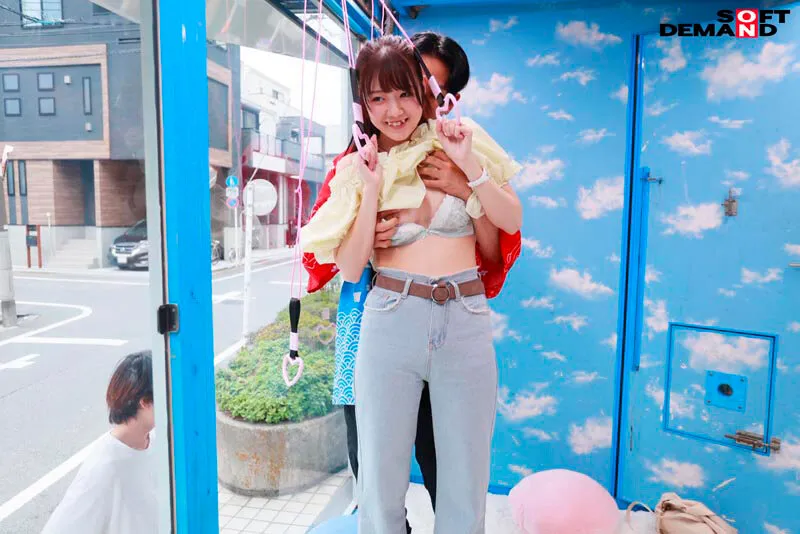 マジックミラー号 絶対に気持ちよくなってはイケない！！！愛する彼氏とはミラー越し30cmの状況でくすぐり我慢ゲームと称して凄腕AV男優の妙技でHにいじくりたおす！！！ 鎖骨の綺麗なオフショル女子5名収録 サンプル画像 7