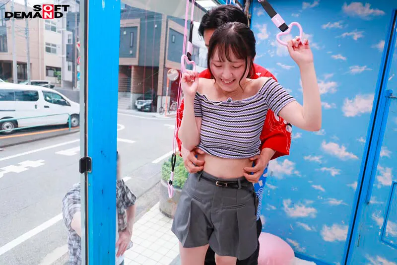 マジックミラー号 絶対に気持ちよくなってはイケない！！！愛する彼氏とはミラー越し30cmの状況でくすぐり我慢ゲームと称して凄腕AV男優の妙技でHにいじくりたおす！！！ 鎖骨の綺麗なオフショル女子5名収録 サンプル画像 9