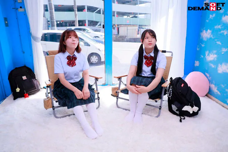 マジックミラー号 友達同士のオナニー見せ合い初体験！友達に見られながら指に電マにエスカレート！ さらに「生チ○ポを擦ってみませんか？」と提案するとヌルっとオマ○コに挿入し生ハメSEX！ サンプル画像 9