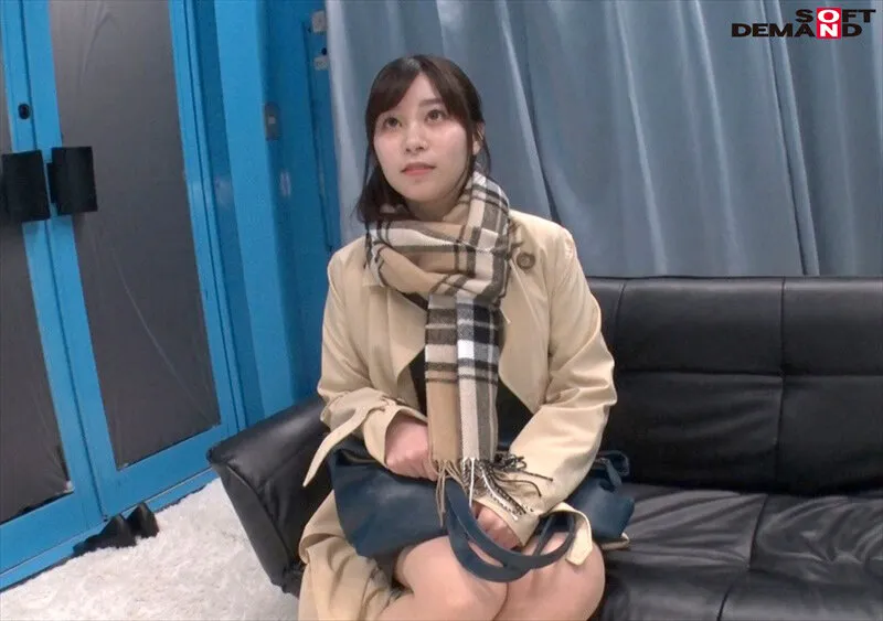 一流企業で働くエリートOL【あやみ】さん マジックミラー号 「下着メーカーのモニター調査」と称して生おっぱいをモミモミしながらインタビュー 清純そうな見た目からは想像もつかない超ドえろ発言連発！敏感な美乳をもみほぐされて激ピストンでイキまくり！ サンプル画像 1