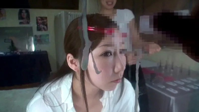 何も知らないで化粧に集中する、丸の内OLをマジックミラー越しにこっそり！！ぶっかけて、オカズにしちゃいました！！ サンプル画像 20